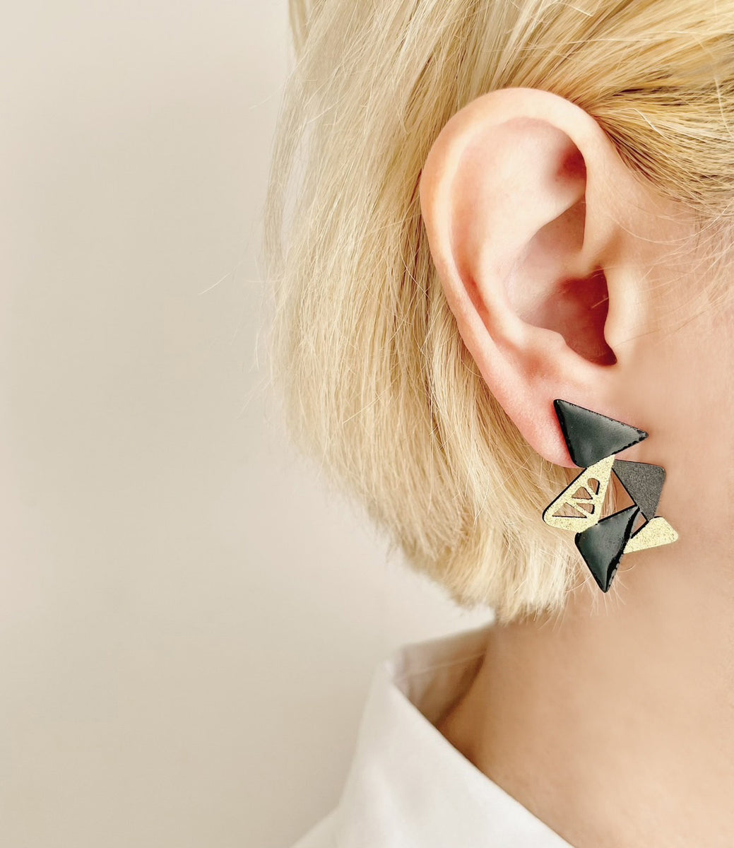 漆ピアス　天然漆・手作り・一点物 漆ing／三角・黒に金】Paper Jewelry × 漆 ピアス – Paper Jewelry_JAPAN